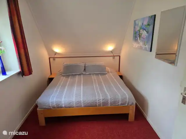 1 van de 3 slaapkamers met inbouwkasten/tv zithoek enz.
